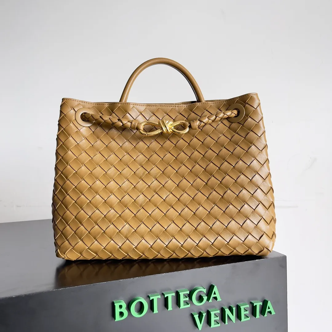 The 2023 new Andiamo batch of 2260 BV has been shipped‼ ️Really popular🔥The new Andiamo woven handbag launched by Bottega Veneta this season is really popular all over the world! ! Celebrities at home and abroad have worn it, and Oscar-winning actress Michelle Yeoh has taken it out on the street. Song Jia, Trai Yara, Yu Feihong, Sanji Ayaka, Rosie Hunting-Whiteley, Yoshioka Riho, etc. have all picked up this bag. It is classic and versatile, showing off its temperament, and the bag capacity is also large, which is very convenient for daily commuting! ! A variety of carrying methods, the shoulder straps can be adjusted by yourself, the original lambskin feels soft and delicate, and the unisex style breaks the gender boundaries and brings a more practical and long-lasting use experience. Andiamo, which has both elegant and casual styles, perfectly interprets the true appearance of "fashionable old money style". Style number: 743572 Size: 32*24*12
